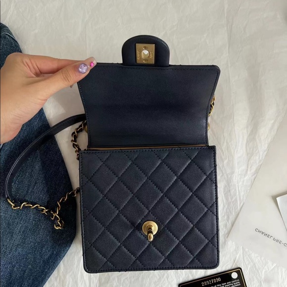 2020 Chanel Pearl flap bag - Picture 4 of 7